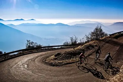 Bike Biking Bicicletta Paesaggio Montagna Generico Ciclismo Ciclisti Bike Biking Bicicletta Paesaggio Montagna Generico Ciclismo Ciclisti<br />Vietata la riproduzione, per maggiori info contattare la direzione a info@trekkinglife.it